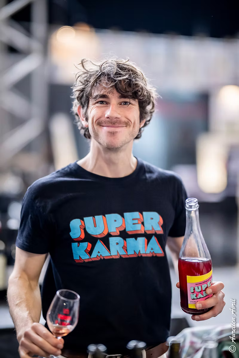 Rafaël Raybois serving wine