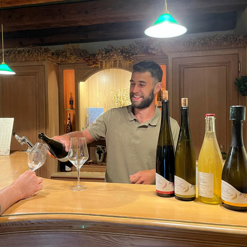 Vignoble Luc Faller  Matthias Faller sert du vin