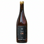 Wine bottle with 'farma OR' label and grapes on a white background
