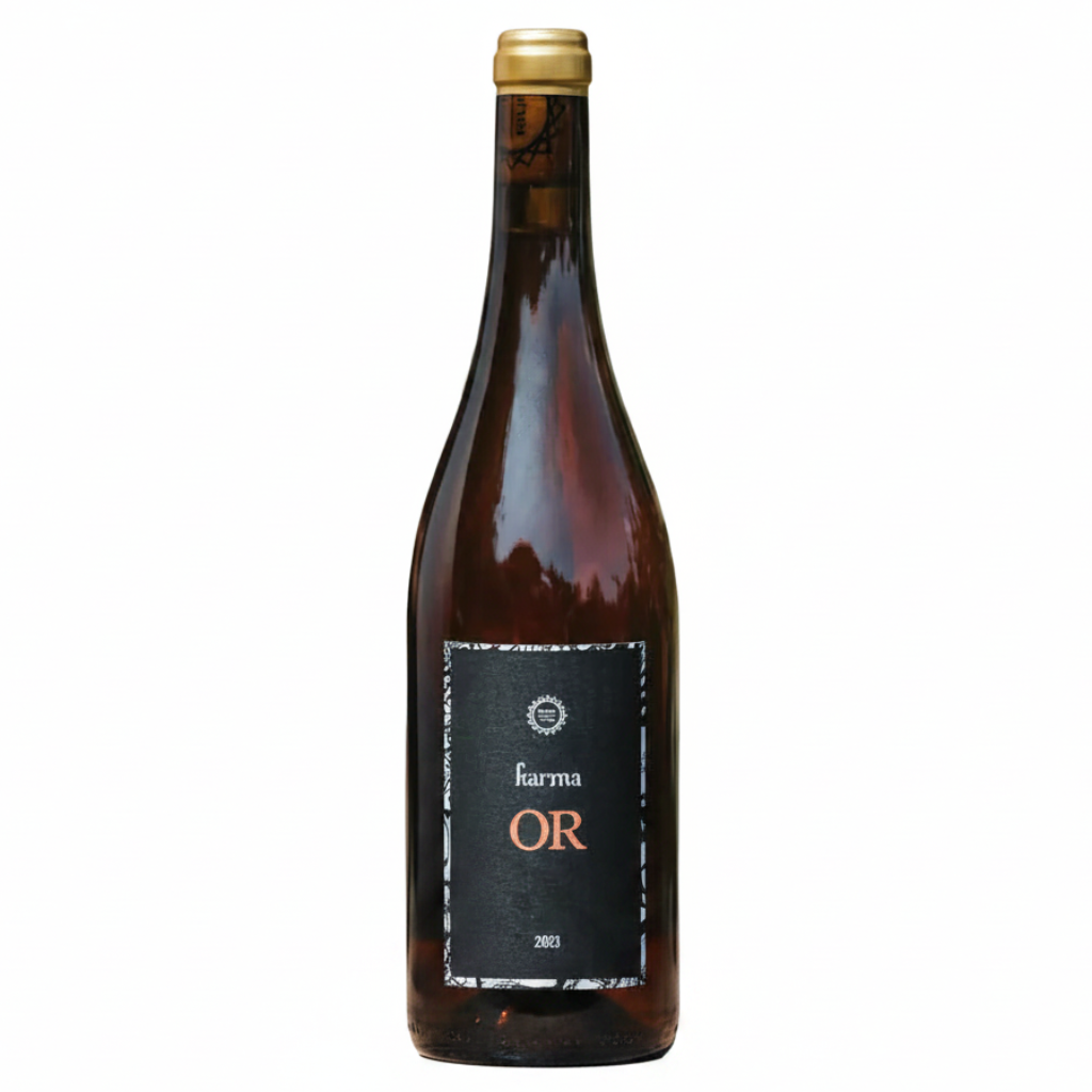 Wine bottle with 'farma OR' label and grapes on a white background